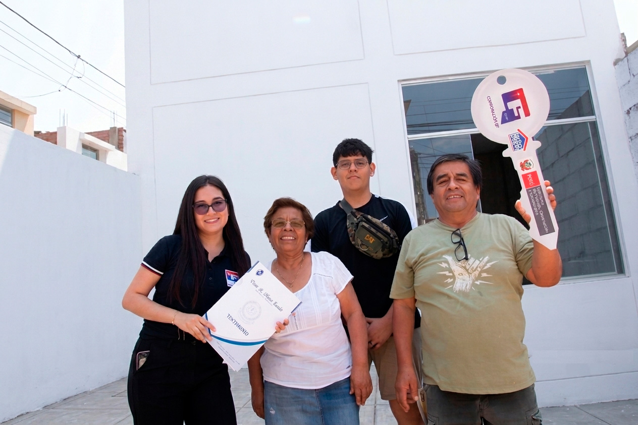 Familia recibiendo las llaves de su nueva vivienda, construida por Corporación GF